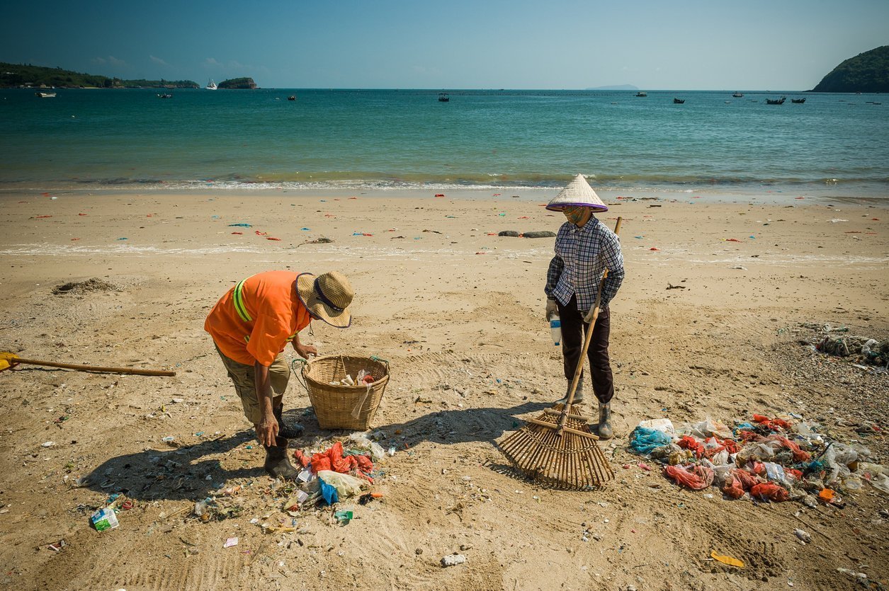A  cleaner clean the rubbish at beach
